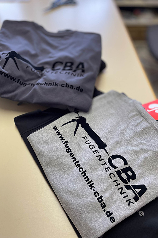 Flock- und Flexdruck Perfekter Druck für Textilien – Flock für weiche, samtige Designs und Flex für klare, strapazierfähige Drucke.